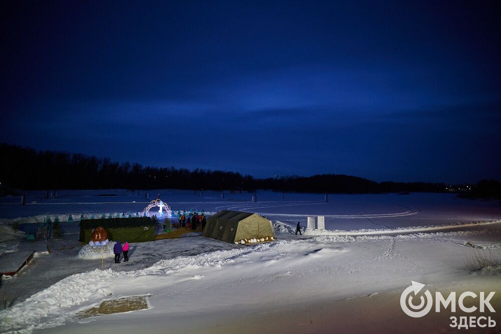 Впервые за многие годы в затоне Иртыша освятили воду для проведения крещенских купаний. Фото: Илья Петров
