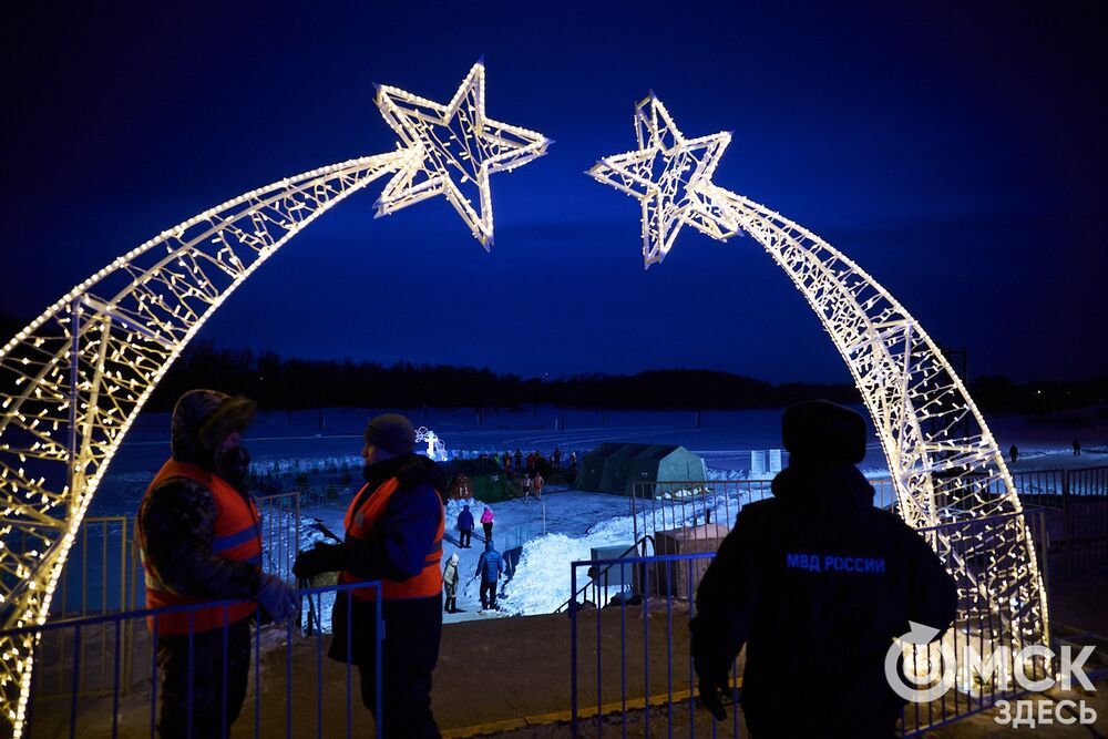 Впервые за многие годы в затоне Иртыша освятили воду для проведения крещенских купаний. Фото: Илья Петров