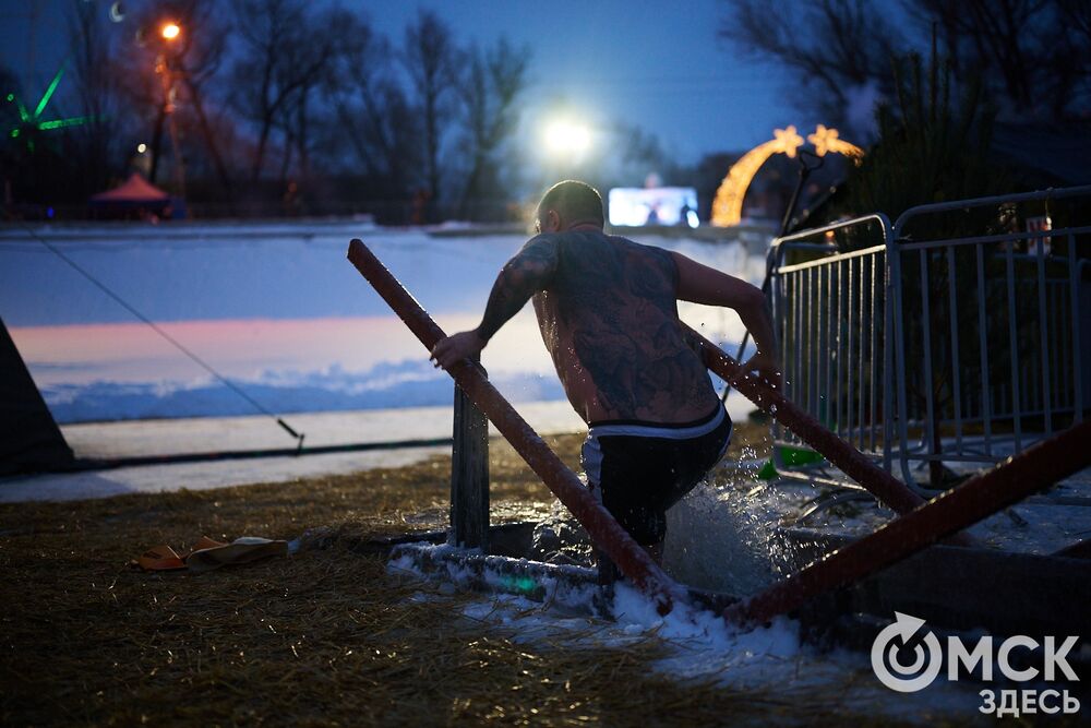 Впервые за многие годы в затоне Иртыша освятили воду для проведения крещенских купаний. Фото: Илья Петров