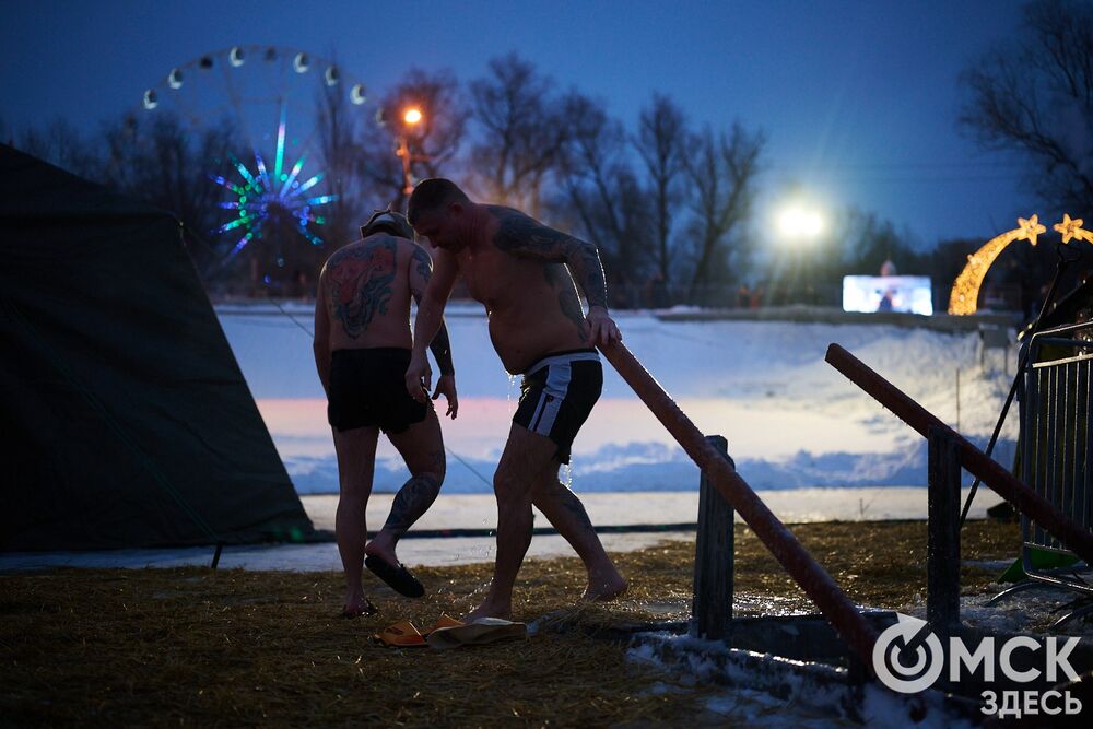 Впервые за многие годы в затоне Иртыша освятили воду для проведения крещенских купаний. Фото: Илья Петров