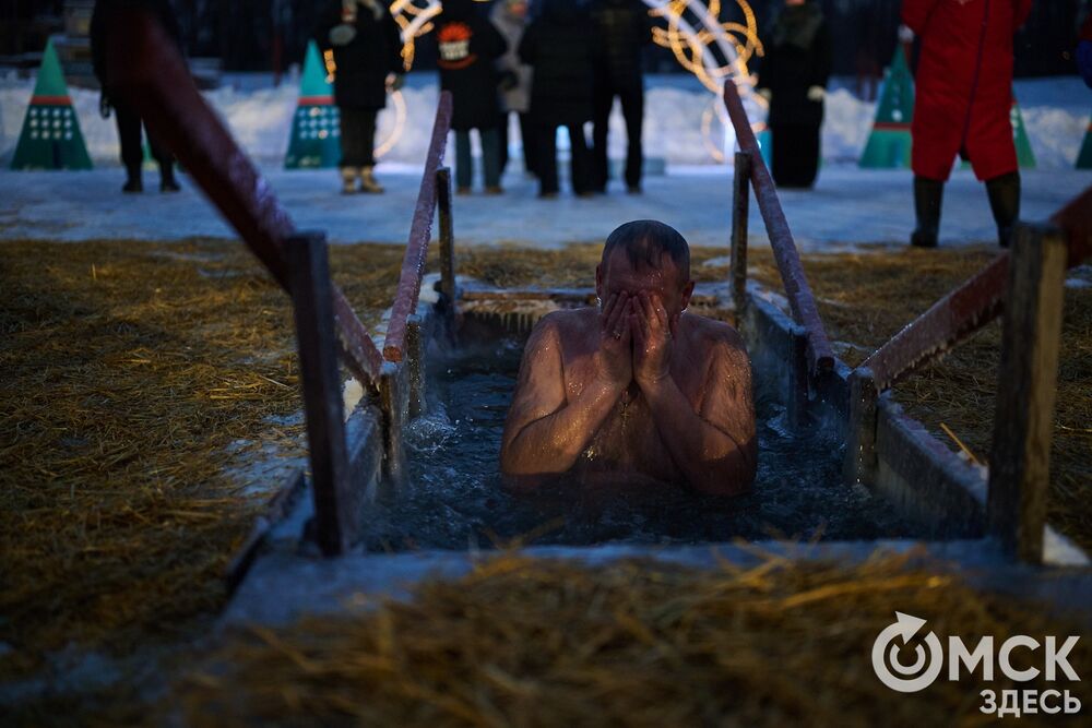 Впервые за многие годы в затоне Иртыша освятили воду для проведения крещенских купаний. Фото: Илья Петров