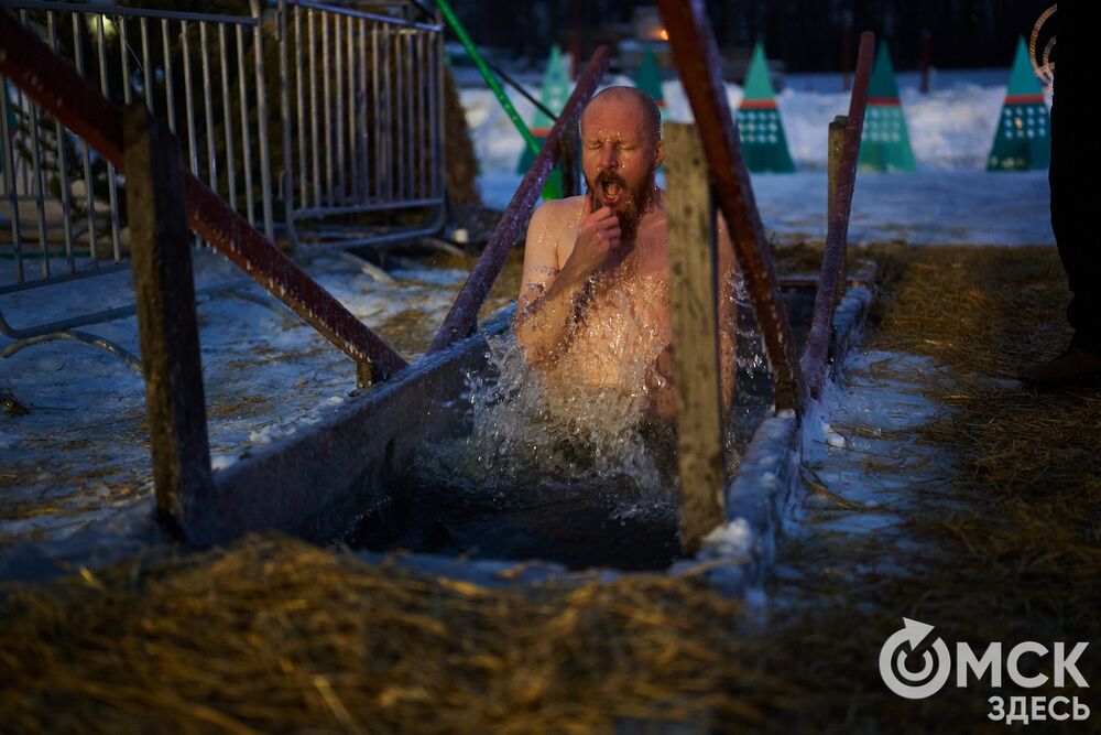 Впервые за многие годы в затоне Иртыша освятили воду для проведения крещенских купаний. Фото: Илья Петров