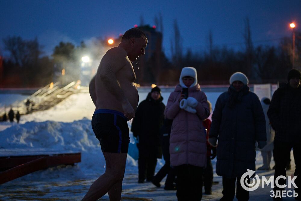 Впервые за многие годы в затоне Иртыша освятили воду для проведения крещенских купаний. Фото: Илья Петров