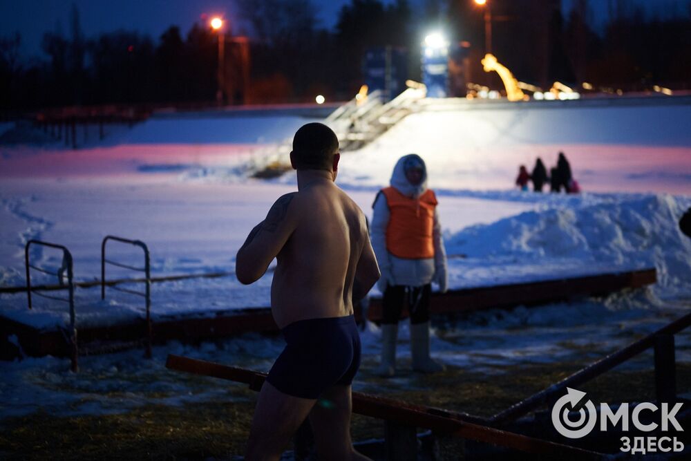 Впервые за многие годы в затоне Иртыша освятили воду для проведения крещенских купаний. Фото: Илья Петров