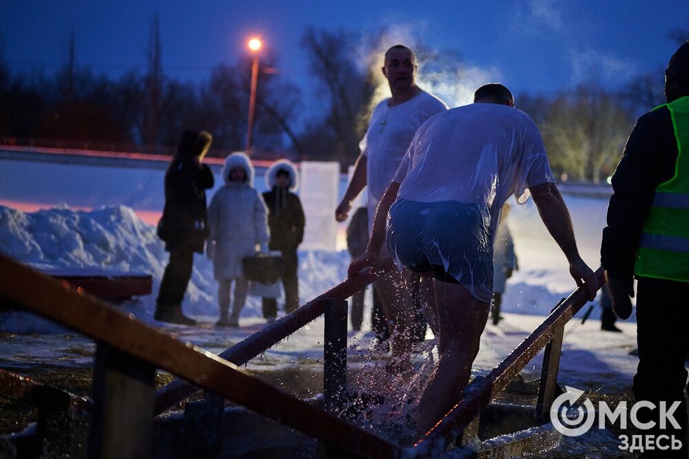 Впервые за многие годы в затоне Иртыша освятили воду для проведения крещенских купаний. Фото: Илья Петров