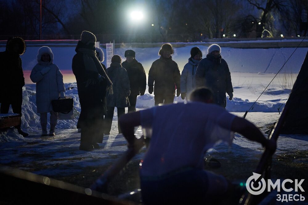 Впервые за многие годы в затоне Иртыша освятили воду для проведения крещенских купаний. Фото: Илья Петров