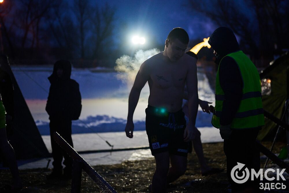 Впервые за многие годы в затоне Иртыша освятили воду для проведения крещенских купаний. Фото: Илья Петров
