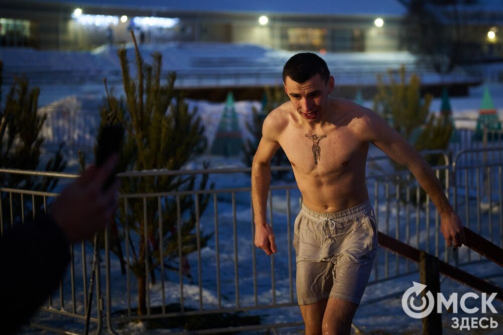 Впервые за многие годы в затоне Иртыша освятили воду для проведения крещенских купаний. Фото: Илья Петров