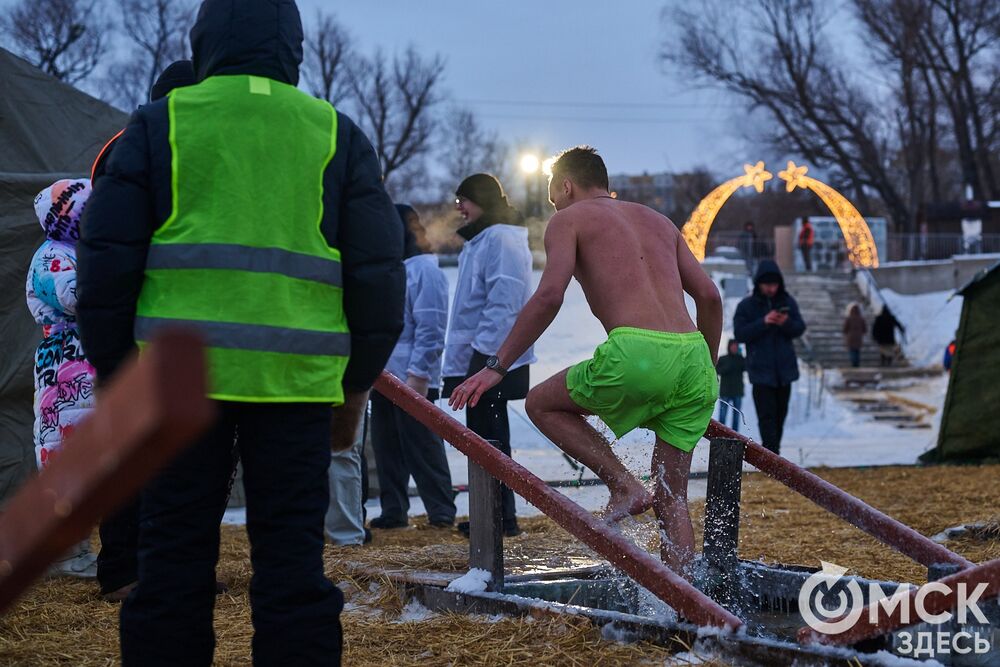 Впервые за многие годы в затоне Иртыша освятили воду для проведения крещенских купаний. Фото: Илья Петров