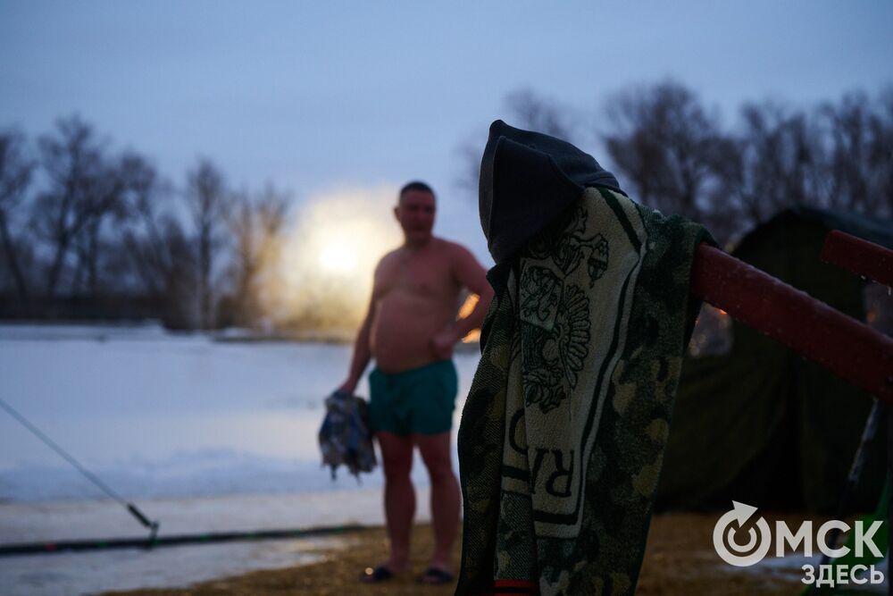 Впервые за многие годы в затоне Иртыша освятили воду для проведения крещенских купаний. Фото: Илья Петров