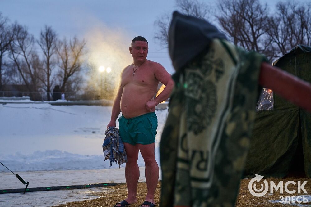 Впервые за многие годы в затоне Иртыша освятили воду для проведения крещенских купаний. Фото: Илья Петров