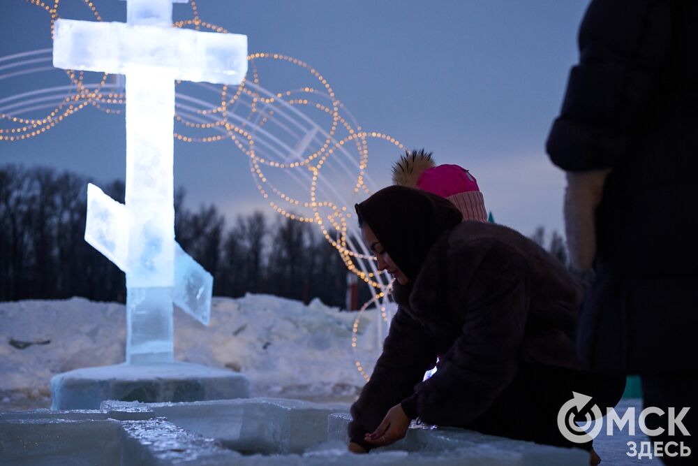 Впервые за многие годы в затоне Иртыша освятили воду для проведения крещенских купаний. Фото: Илья Петров