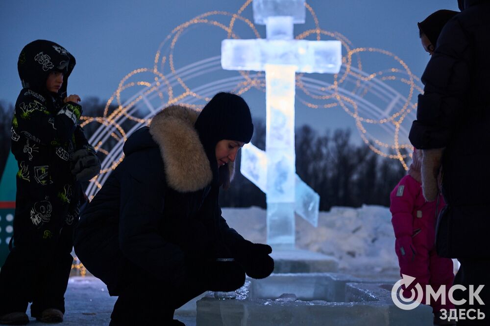 Впервые за многие годы в затоне Иртыша освятили воду для проведения крещенских купаний. Фото: Илья Петров