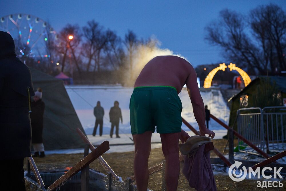 Впервые за многие годы в затоне Иртыша освятили воду для проведения крещенских купаний. Фото: Илья Петров
