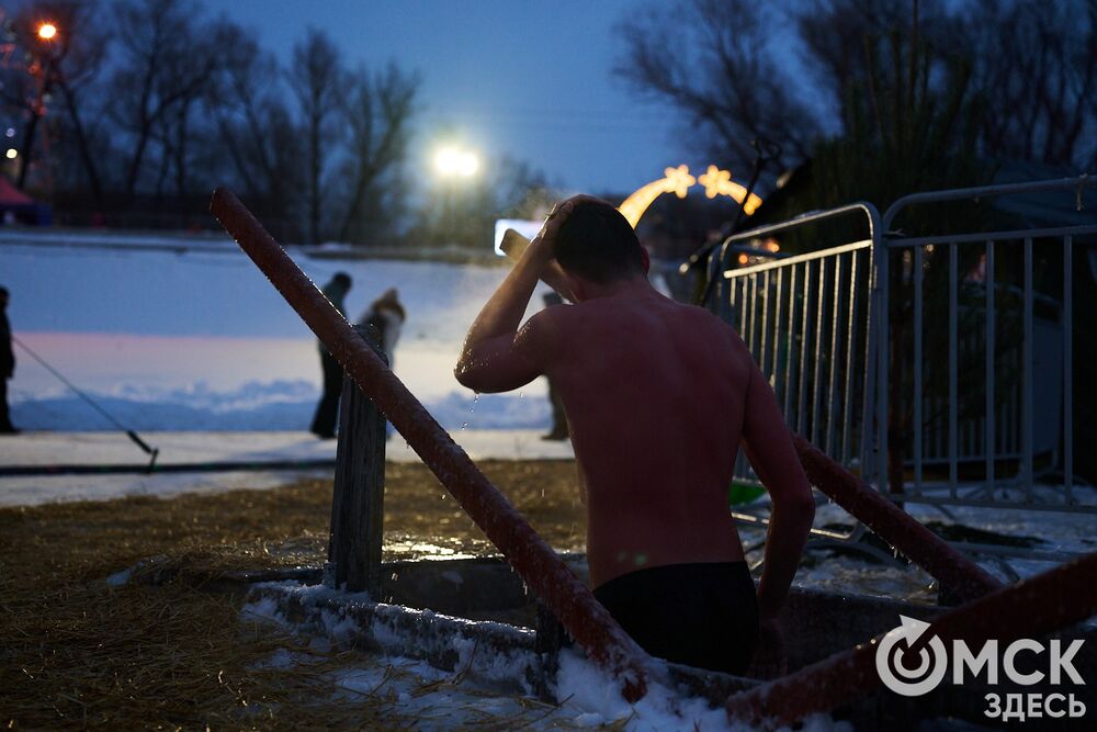 Впервые за многие годы в затоне Иртыша освятили воду для проведения крещенских купаний. Фото: Илья Петров