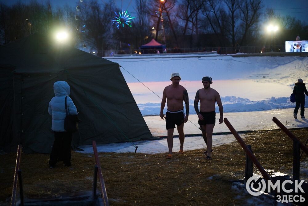 Впервые за многие годы в затоне Иртыша освятили воду для проведения крещенских купаний. Фото: Илья Петров
