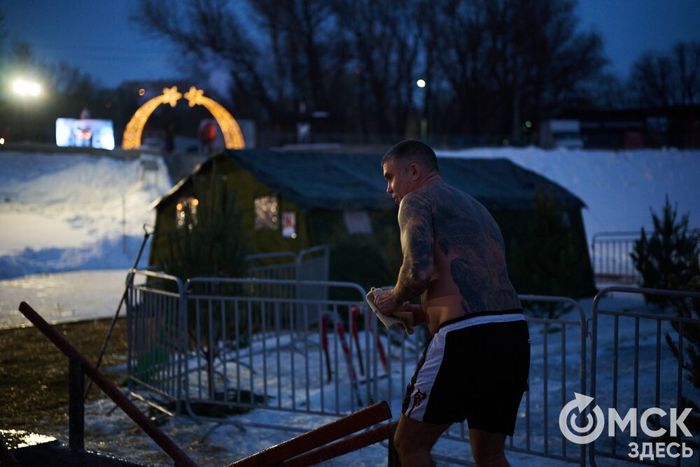 Впервые за многие годы в затоне Иртыша освятили воду для проведения крещенских купаний. Фото: Илья Петров