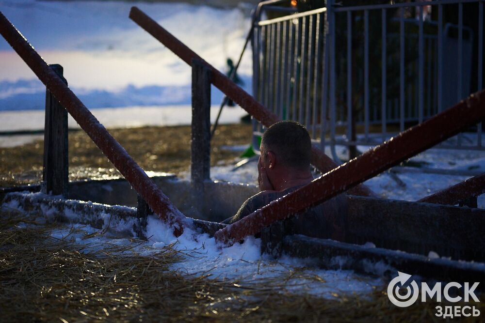Впервые за многие годы в затоне Иртыша освятили воду для проведения крещенских купаний. Фото: Илья Петров