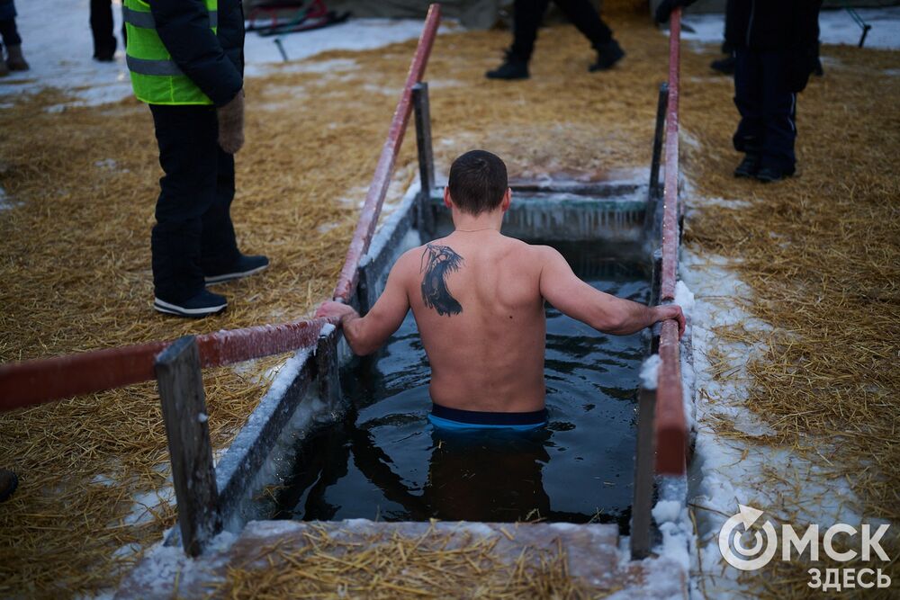 Впервые за многие годы в затоне Иртыша освятили воду для проведения крещенских купаний. Фото: Илья Петров