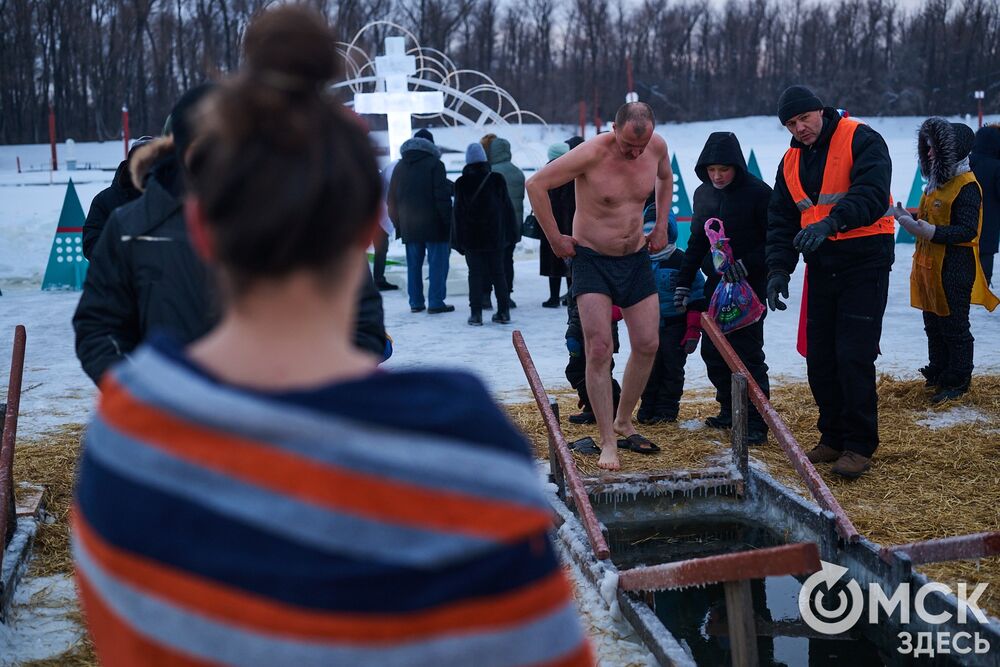 Впервые за многие годы в затоне Иртыша освятили воду для проведения крещенских купаний. Фото: Илья Петров