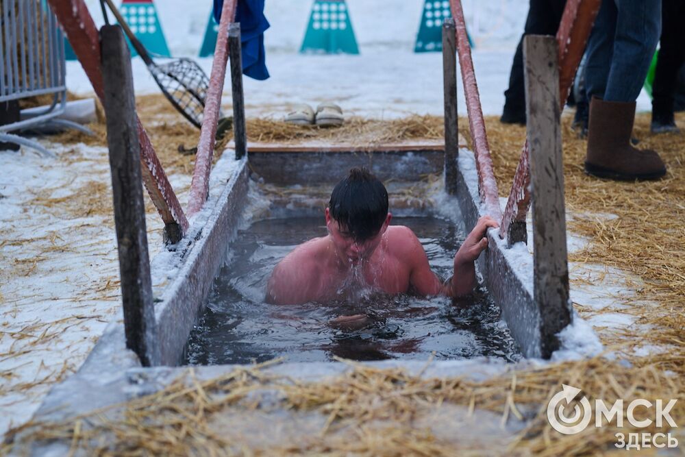 Впервые за многие годы в затоне Иртыша освятили воду для проведения крещенских купаний. Фото: Илья Петров