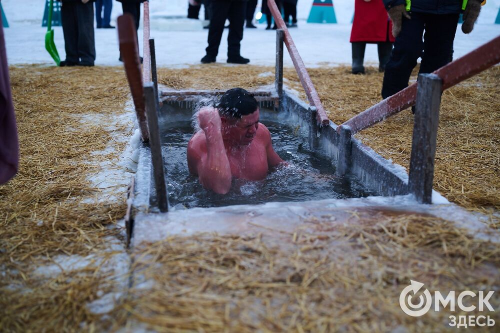 Впервые за многие годы в затоне Иртыша освятили воду для проведения крещенских купаний. Фото: Илья Петров