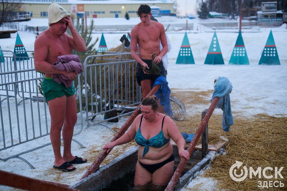 Впервые за многие годы в затоне Иртыша освятили воду для проведения крещенских купаний. Фото: Илья Петров