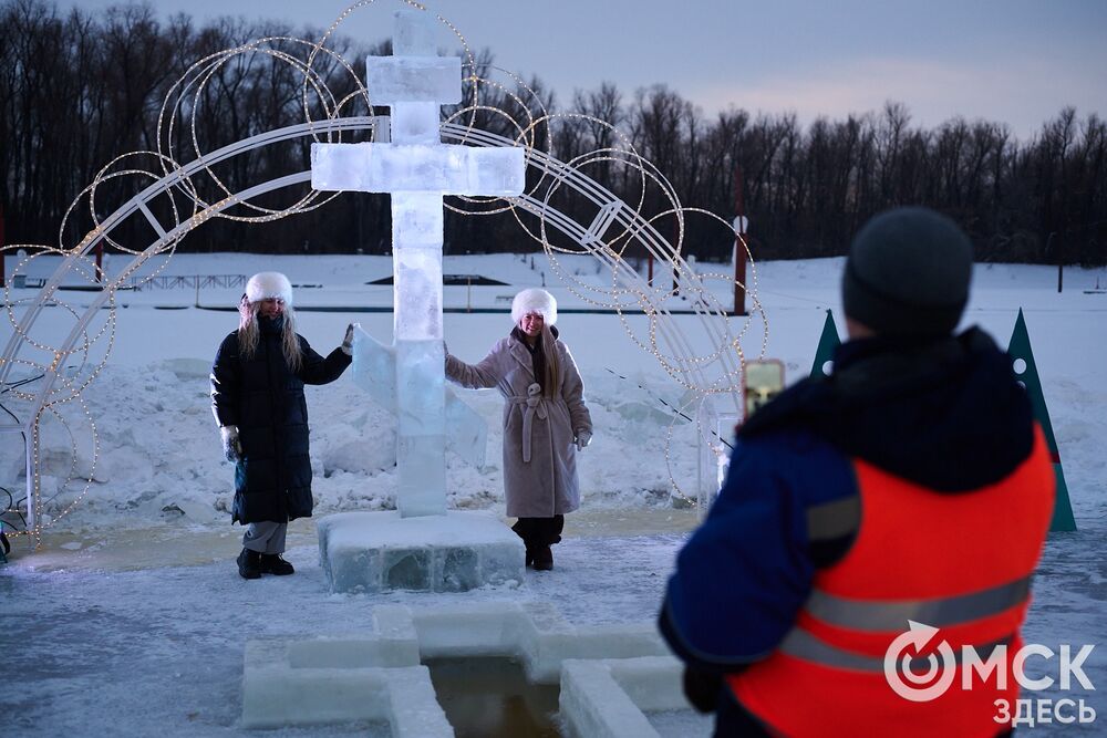 Впервые за многие годы в затоне Иртыша освятили воду для проведения крещенских купаний. Фото: Илья Петров