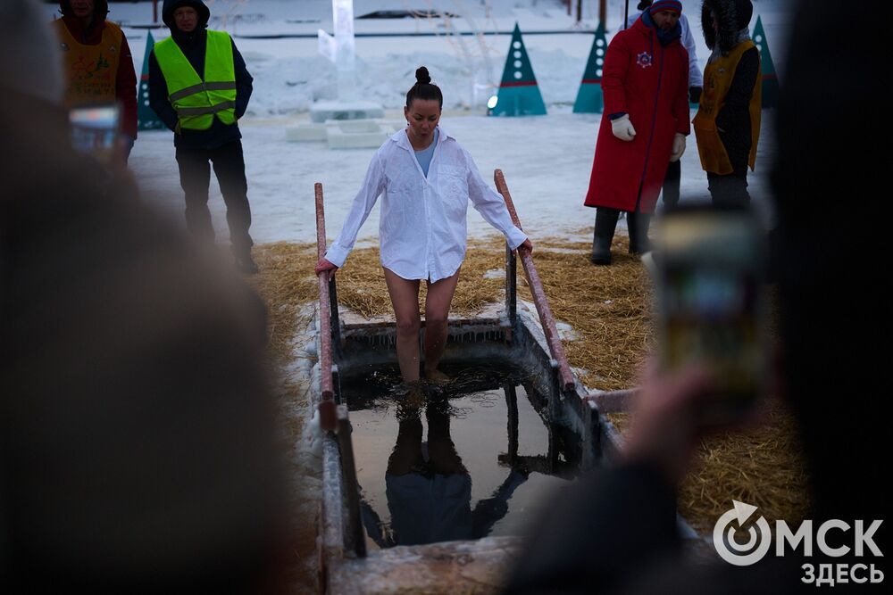 Впервые за многие годы в затоне Иртыша освятили воду для проведения крещенских купаний. Фото: Илья Петров