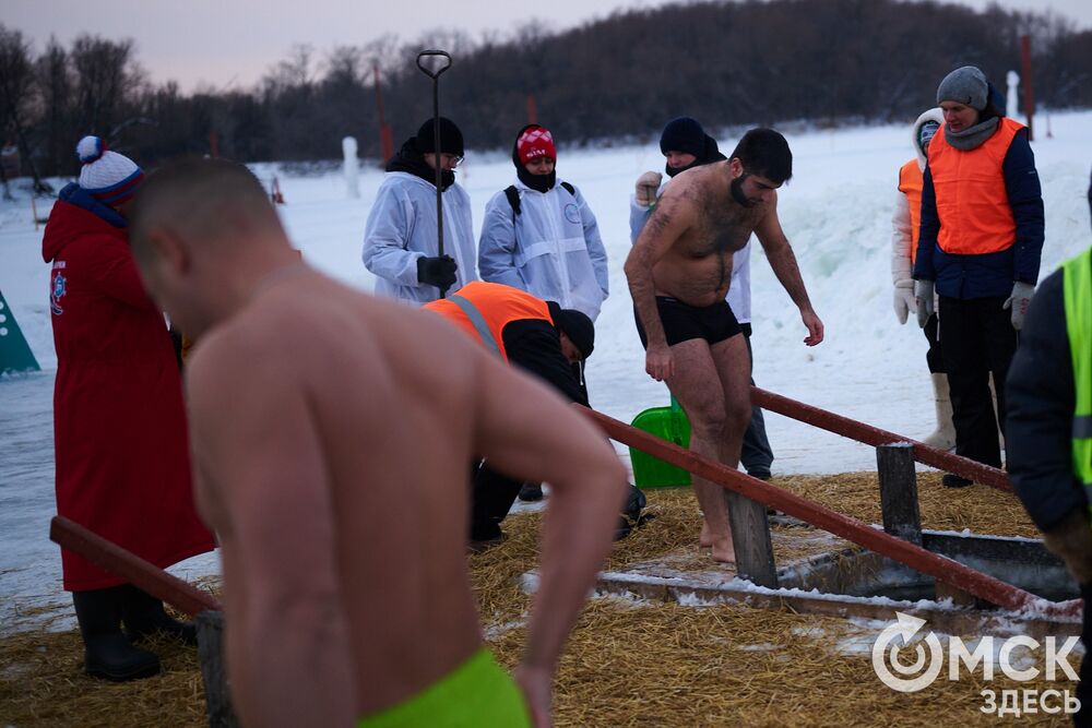 Впервые за многие годы в затоне Иртыша освятили воду для проведения крещенских купаний. Фото: Илья Петров