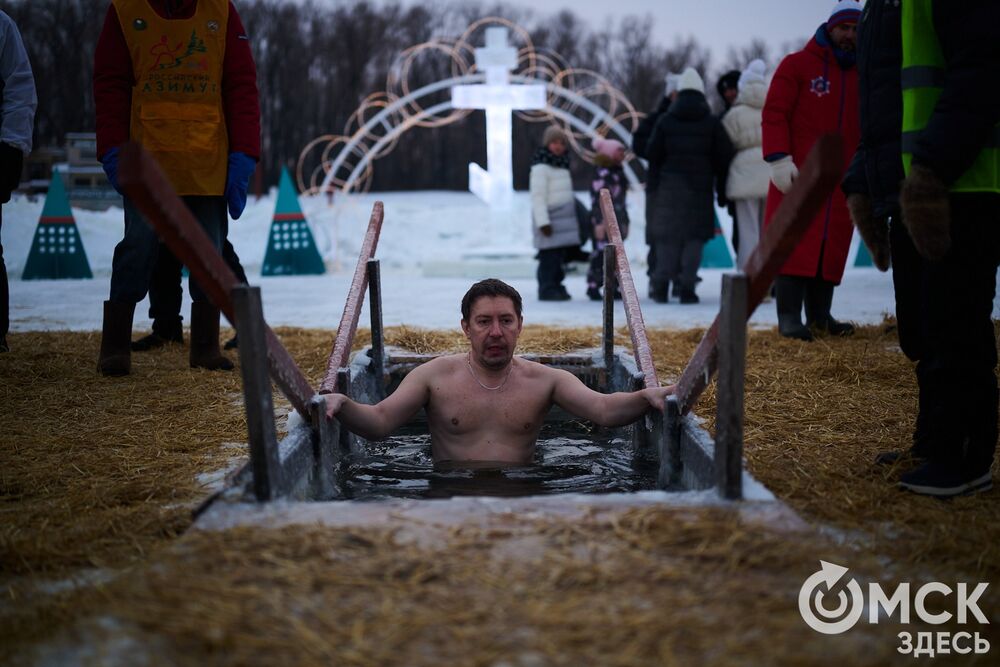 Впервые за многие годы в затоне Иртыша освятили воду для проведения крещенских купаний. Фото: Илья Петров