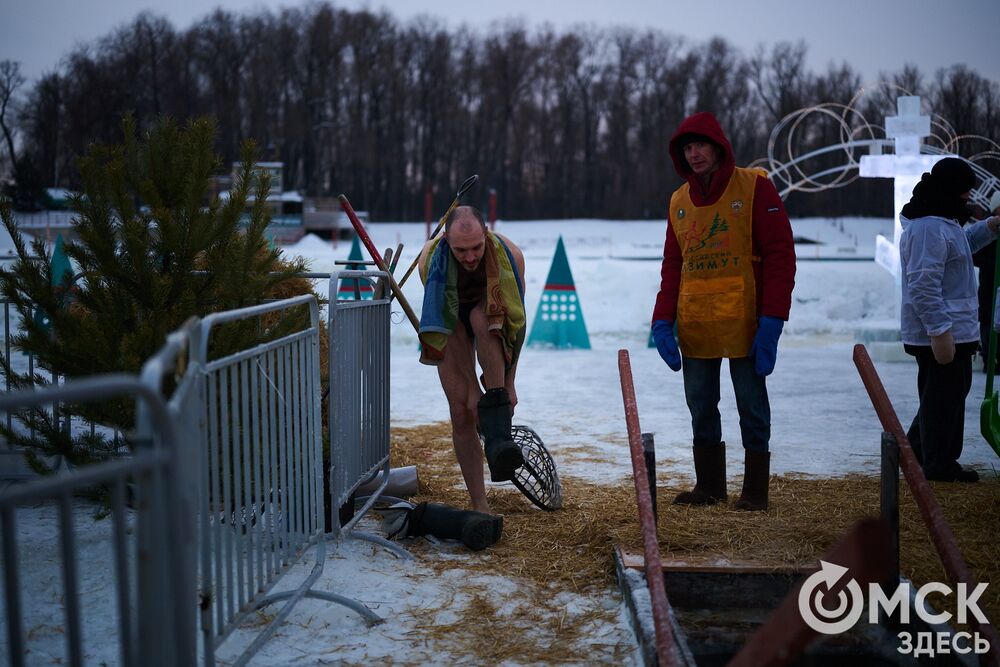 Впервые за многие годы в затоне Иртыша освятили воду для проведения крещенских купаний. Фото: Илья Петров
