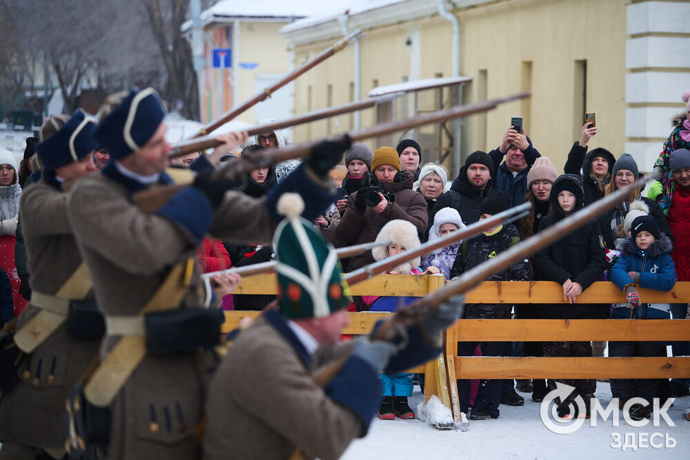 Исторический фестиваль рассказал о пушках, каше и военной моде трёхсотлетней давности. Фото: Илья Петров