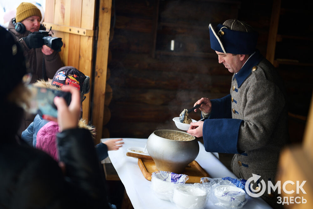 Исторический фестиваль рассказал о пушках, каше и военной моде трёхсотлетней давности. Фото: Илья Петров