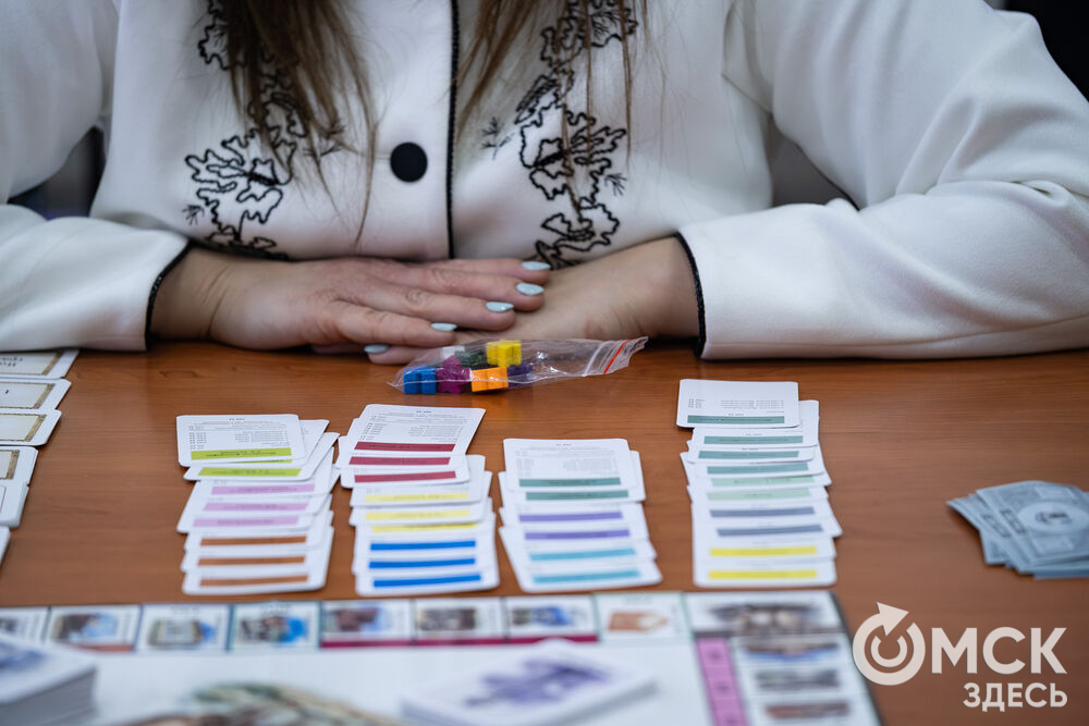 Корреспонденты сайта протестировали настольную игру "Омск 1911: город будущего!" (12+). Фото: Елизавета Медведева