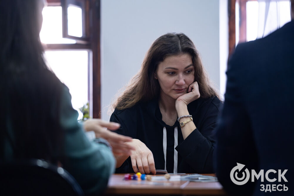 Корреспонденты сайта протестировали настольную игру "Омск 1911: город будущего!" (12+). Фото: Елизавета Медведева