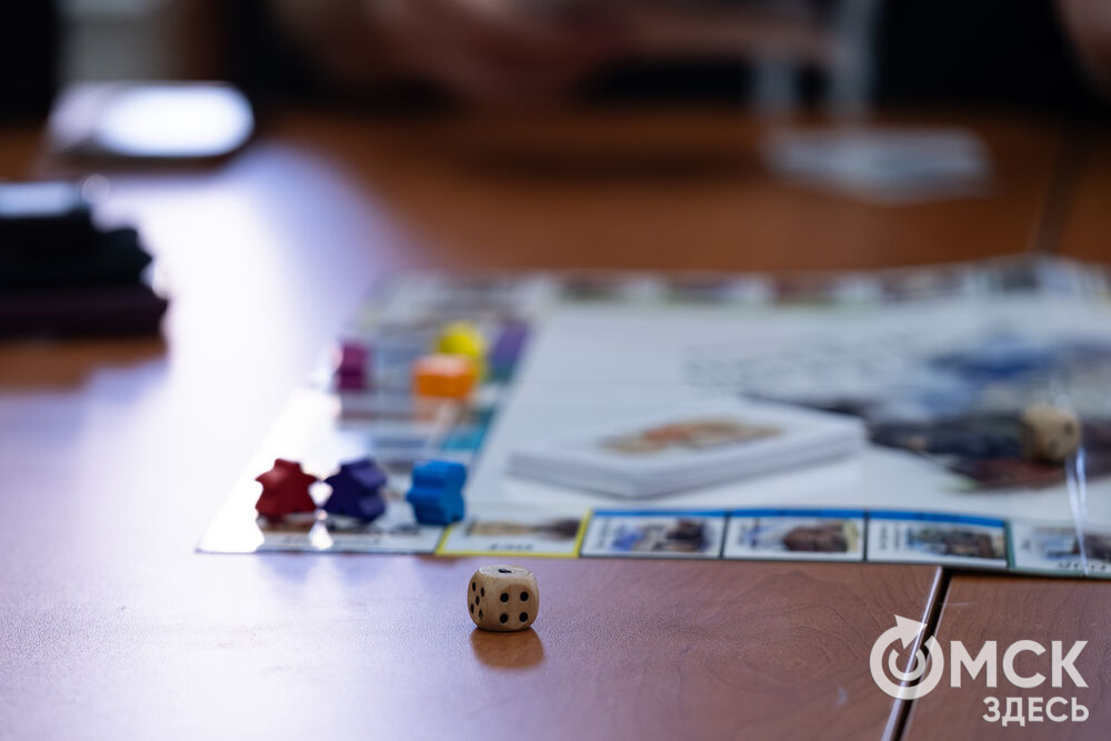 Корреспонденты сайта протестировали настольную игру "Омск 1911: город будущего!" (12+). Фото: Елизавета Медведева