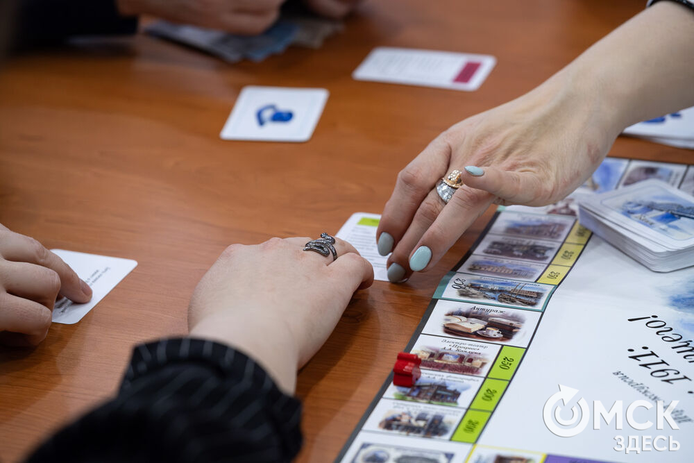 Корреспонденты сайта протестировали настольную игру "Омск 1911: город будущего!" (12+). Фото: Елизавета Медведева