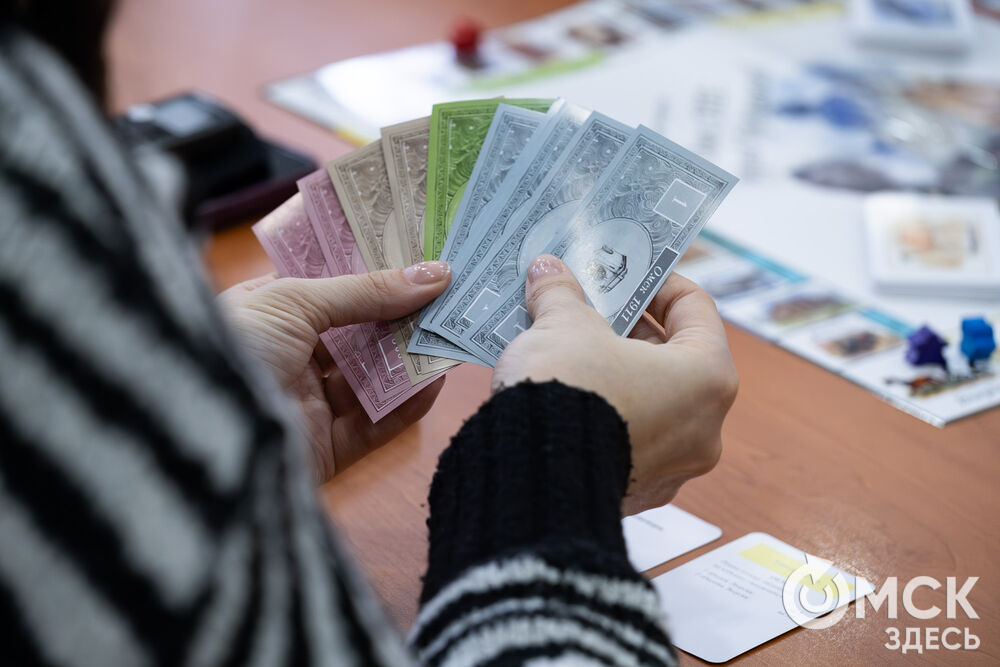 Корреспонденты сайта протестировали настольную игру "Омск 1911: город будущего!" (12+). Фото: Елизавета Медведева