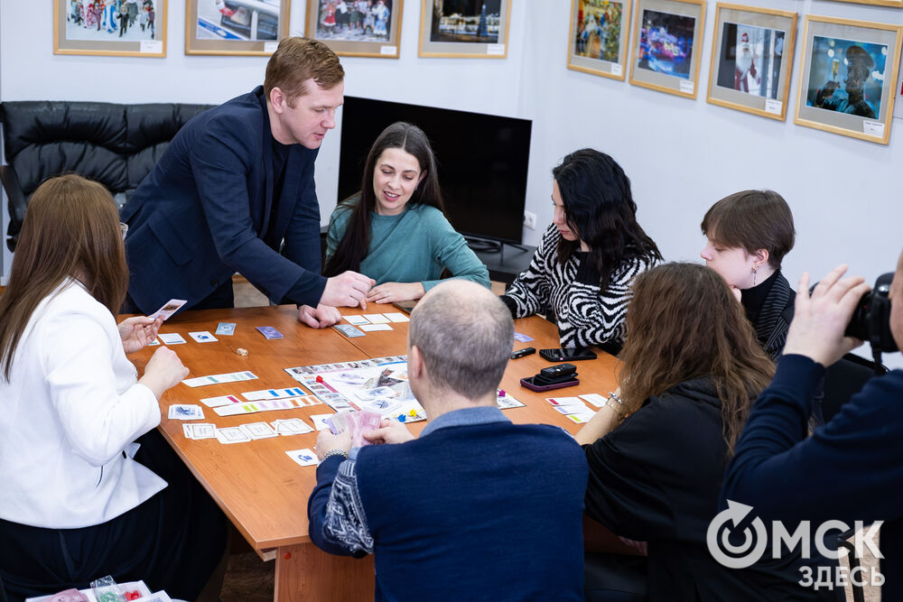 Корреспонденты сайта протестировали настольную игру "Омск 1911: город будущего!" (12+). Фото: Елизавета Медведева