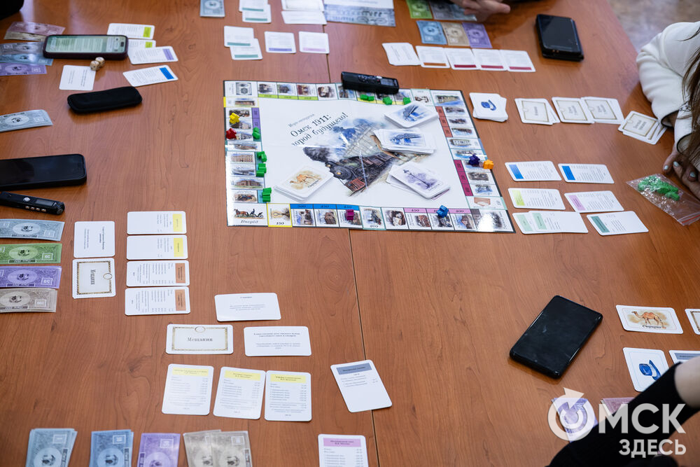 Корреспонденты сайта протестировали настольную игру "Омск 1911: город будущего!" (12+). Фото: Елизавета Медведева