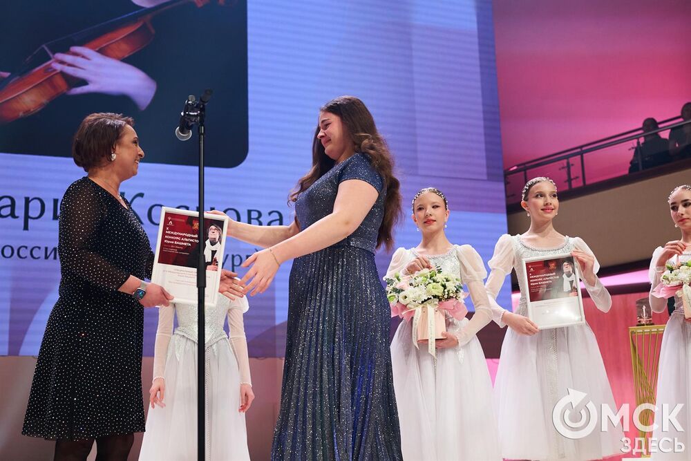 В Омске завершился III Межрегиональный открытый конкурс струнно-смычковых исполнителей им. В. Я. Шпета. Музыканты получили главные награды , а на сцене Концертного зала лауреаты исполнили свои конкурсные произведения в сопровождении симфонического оркестра и маэстро Михаила Голикова. Фото: Илья Петров