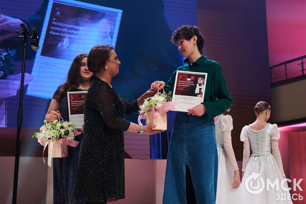 В Омске завершился III Межрегиональный открытый конкурс струнно-смычковых исполнителей им. В. Я. Шпета. Музыканты получили главные награды , а на сцене Концертного зала лауреаты исполнили свои конкурсные произведения в сопровождении симфонического оркестра и маэстро Михаила Голикова. Фото: Илья Петров