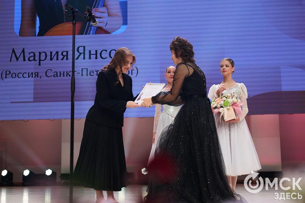 В Омске завершился III Межрегиональный открытый конкурс струнно-смычковых исполнителей им. В. Я. Шпета. Музыканты получили главные награды , а на сцене Концертного зала лауреаты исполнили свои конкурсные произведения в сопровождении симфонического оркестра и маэстро Михаила Голикова. Фото: Илья Петров