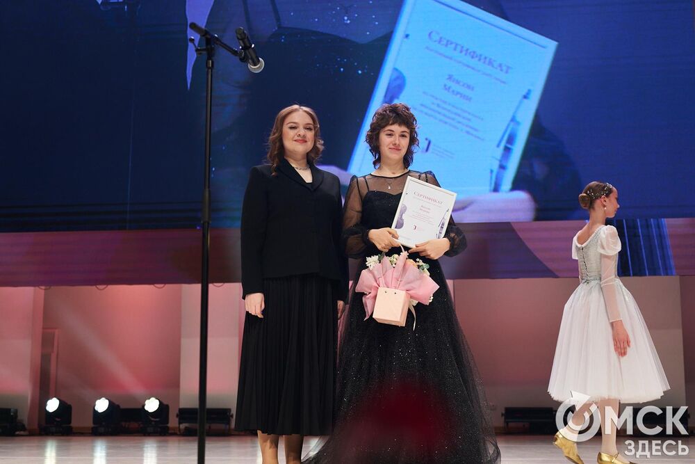 В Омске завершился III Межрегиональный открытый конкурс струнно-смычковых исполнителей им. В. Я. Шпета. Музыканты получили главные награды , а на сцене Концертного зала лауреаты исполнили свои конкурсные произведения в сопровождении симфонического оркестра и маэстро Михаила Голикова. Фото: Илья Петров