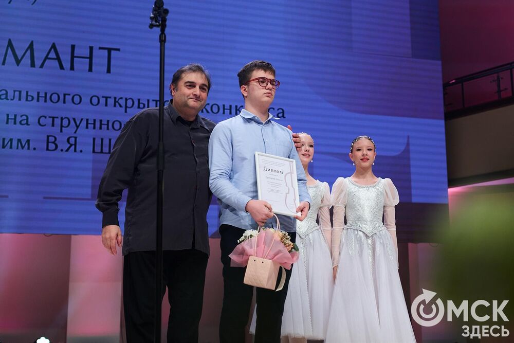 В Омске завершился III Межрегиональный открытый конкурс струнно-смычковых исполнителей им. В. Я. Шпета. Музыканты получили главные награды , а на сцене Концертного зала лауреаты исполнили свои конкурсные произведения в сопровождении симфонического оркестра и маэстро Михаила Голикова. Фото: Илья Петров