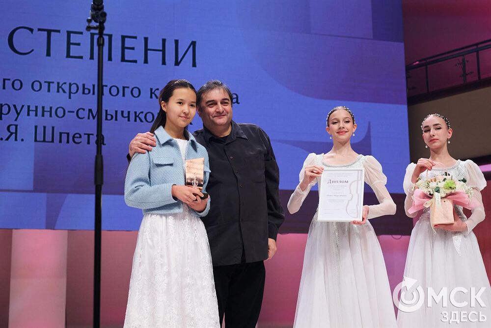В Омске завершился III Межрегиональный открытый конкурс струнно-смычковых исполнителей им. В. Я. Шпета. Музыканты получили главные награды , а на сцене Концертного зала лауреаты исполнили свои конкурсные произведения в сопровождении симфонического оркестра и маэстро Михаила Голикова. Фото: Илья Петров