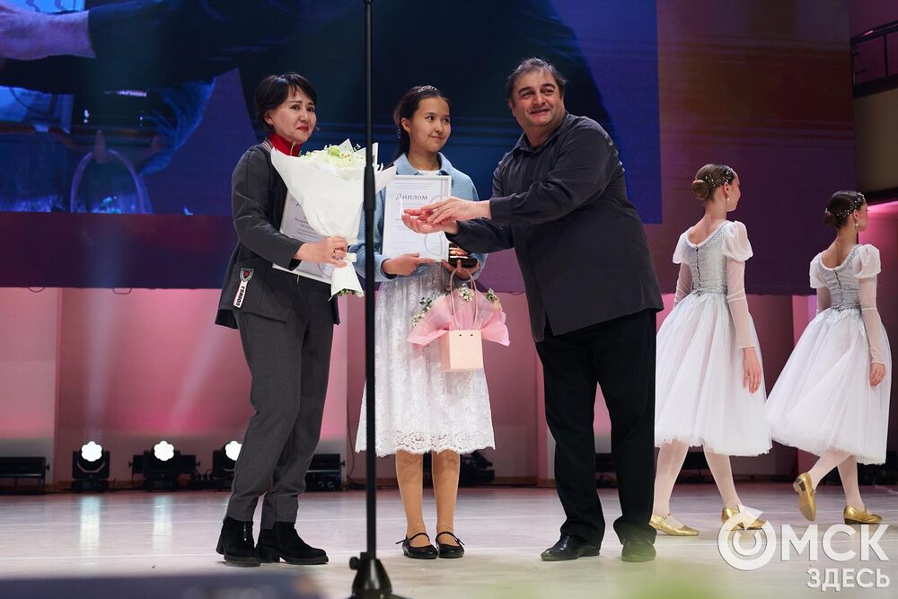 В Омске завершился III Межрегиональный открытый конкурс струнно-смычковых исполнителей им. В. Я. Шпета. Музыканты получили главные награды , а на сцене Концертного зала лауреаты исполнили свои конкурсные произведения в сопровождении симфонического оркестра и маэстро Михаила Голикова. Фото: Илья Петров