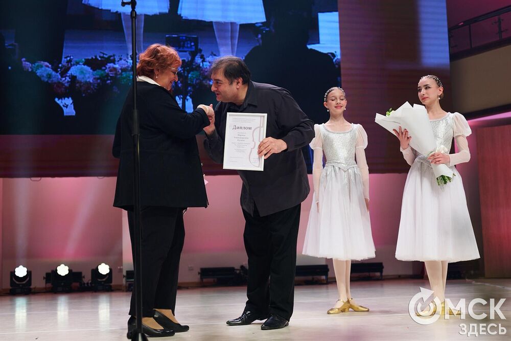 В Омске завершился III Межрегиональный открытый конкурс струнно-смычковых исполнителей им. В. Я. Шпета. Музыканты получили главные награды , а на сцене Концертного зала лауреаты исполнили свои конкурсные произведения в сопровождении симфонического оркестра и маэстро Михаила Голикова. Фото: Илья Петров