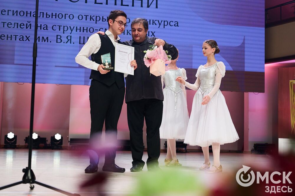 В Омске завершился III Межрегиональный открытый конкурс струнно-смычковых исполнителей им. В. Я. Шпета. Музыканты получили главные награды , а на сцене Концертного зала лауреаты исполнили свои конкурсные произведения в сопровождении симфонического оркестра и маэстро Михаила Голикова. Фото: Илья Петров